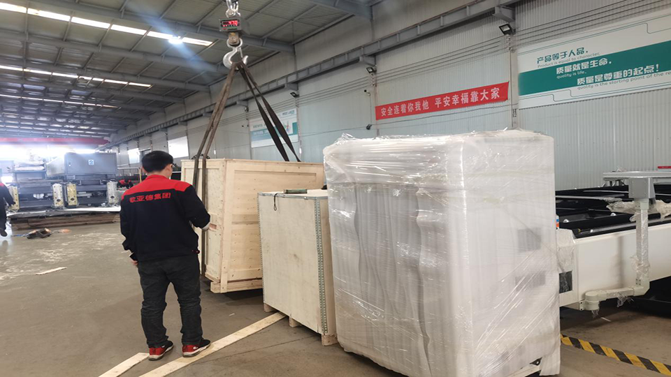 And spread the good news! Another super-long and heavy-duty three-chuck pipe cutting machine has been sent to overseas best-selling all over the world!(图3)